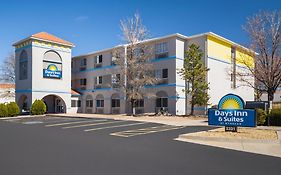 Days Inn & Suites By Wyndham Airport Albuquerque